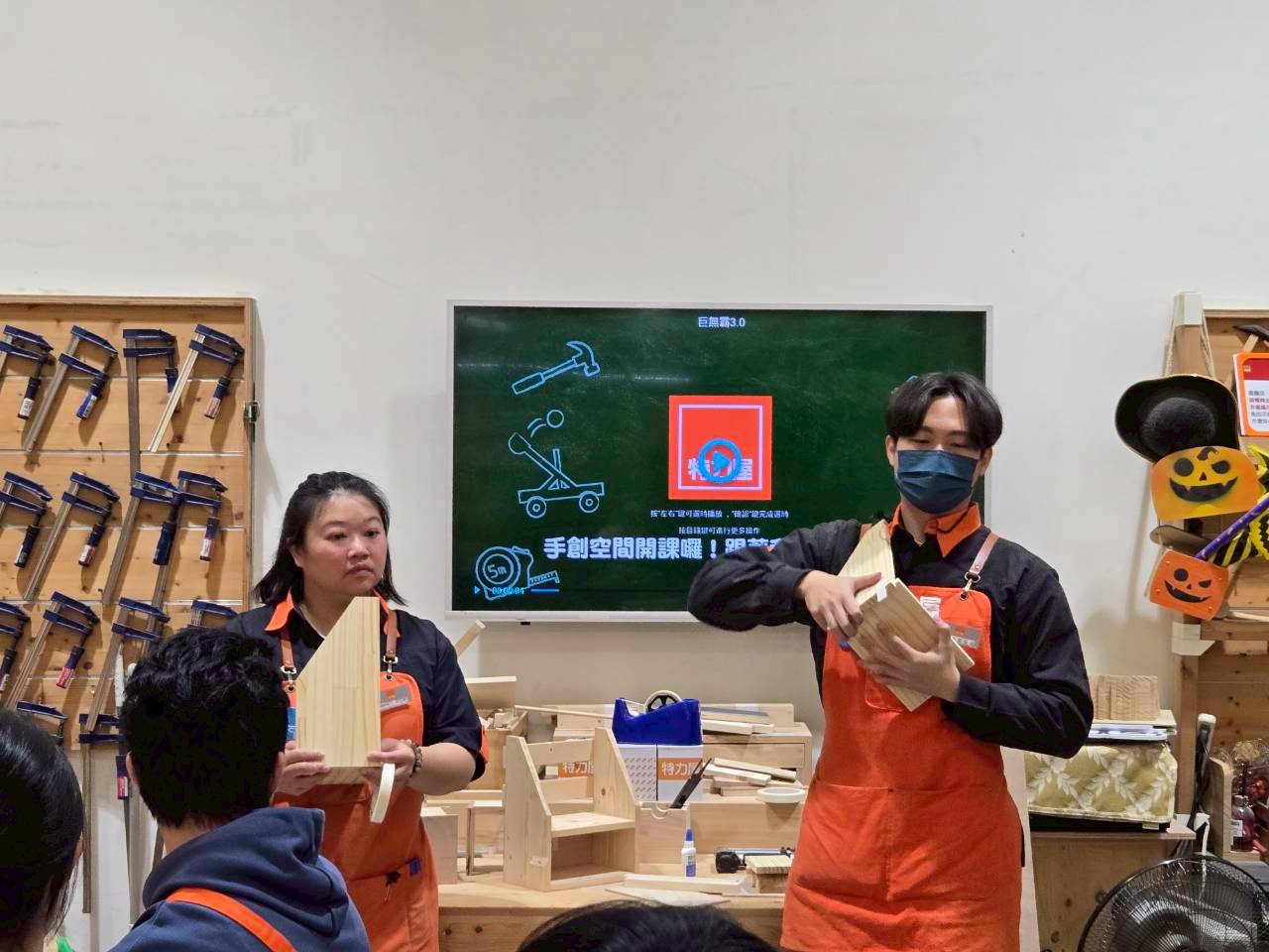 職員引領同學DIY學霸書架