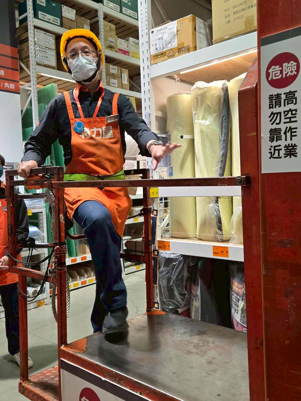 職員示範如何使用重載型貨梯補貨