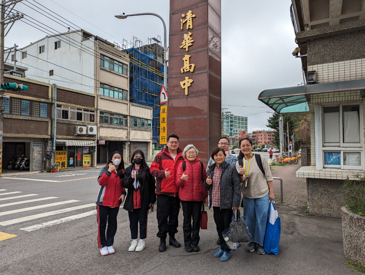青立會與清華高中洪學務主任合影