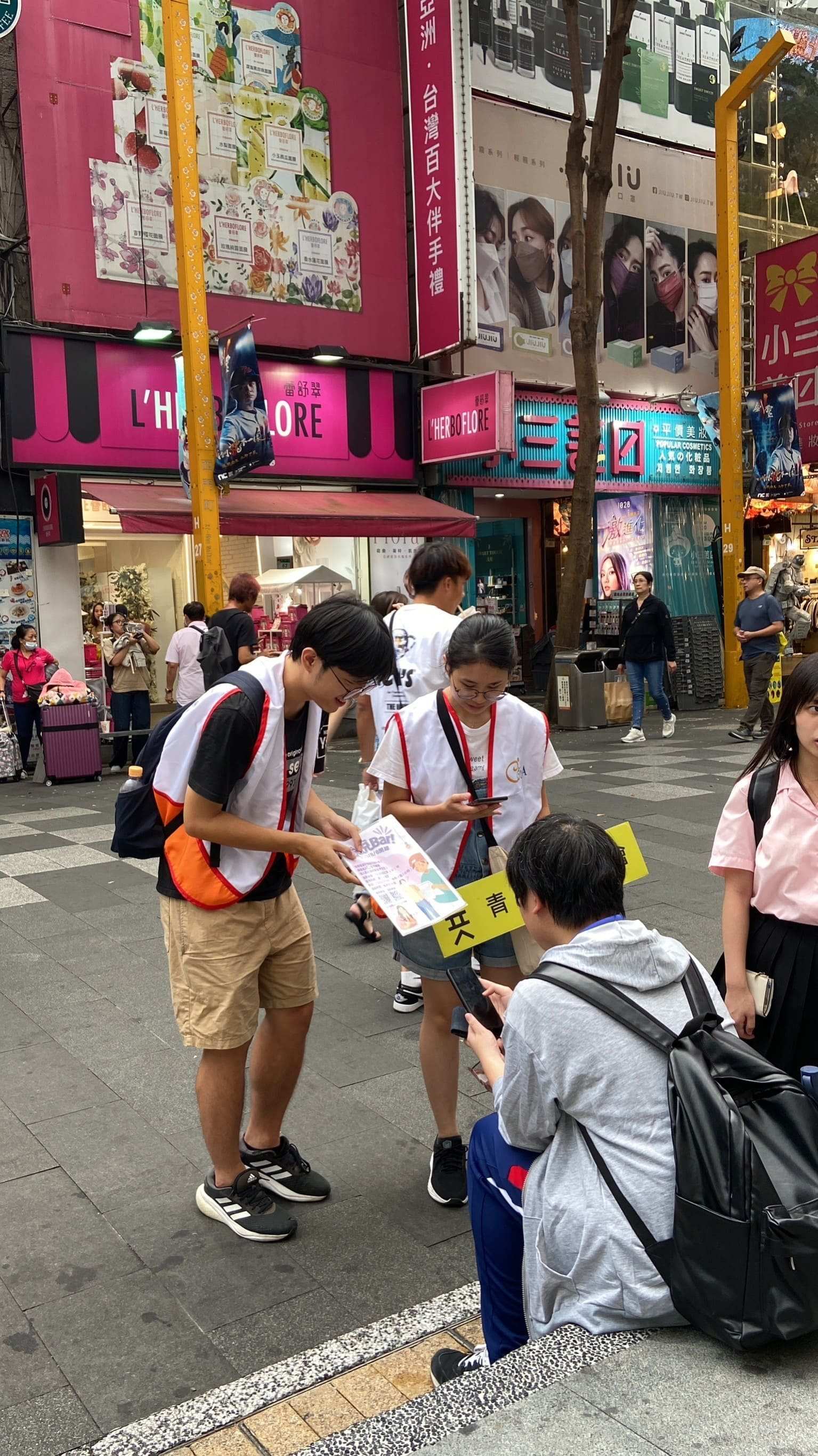 志工於西門捷運站周圍宣傳