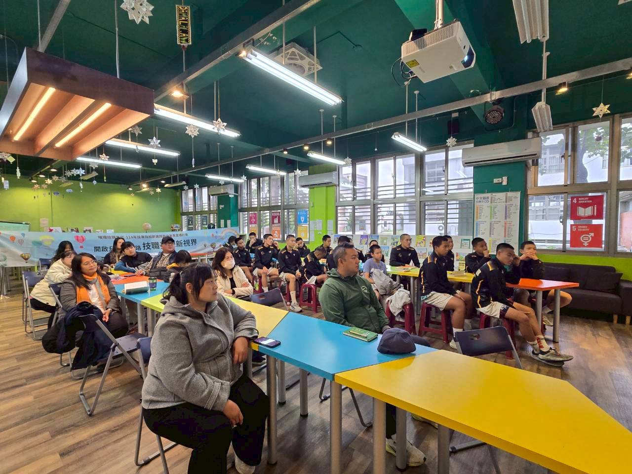 親師認真參與講座