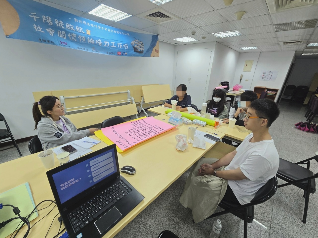 學員一起討論要訪問浪浪別哭台北店店長的問題
