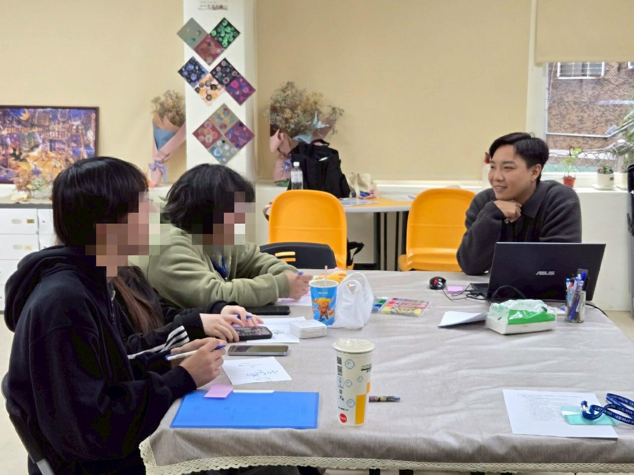 講師與學員討論愛情關係的健康和有害界線