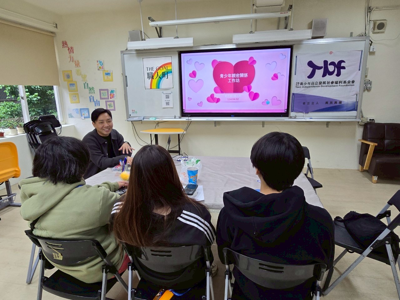 講師邀請學員製作名牌介紹自己是誰