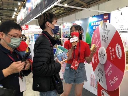 豆豆擔任展場主持，介紹產品