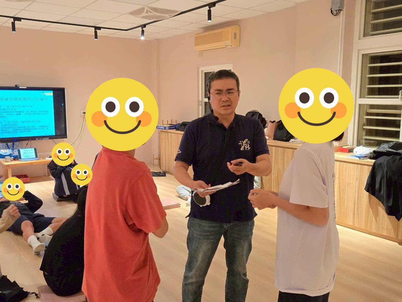 邱心理師與同學一起演情境劇