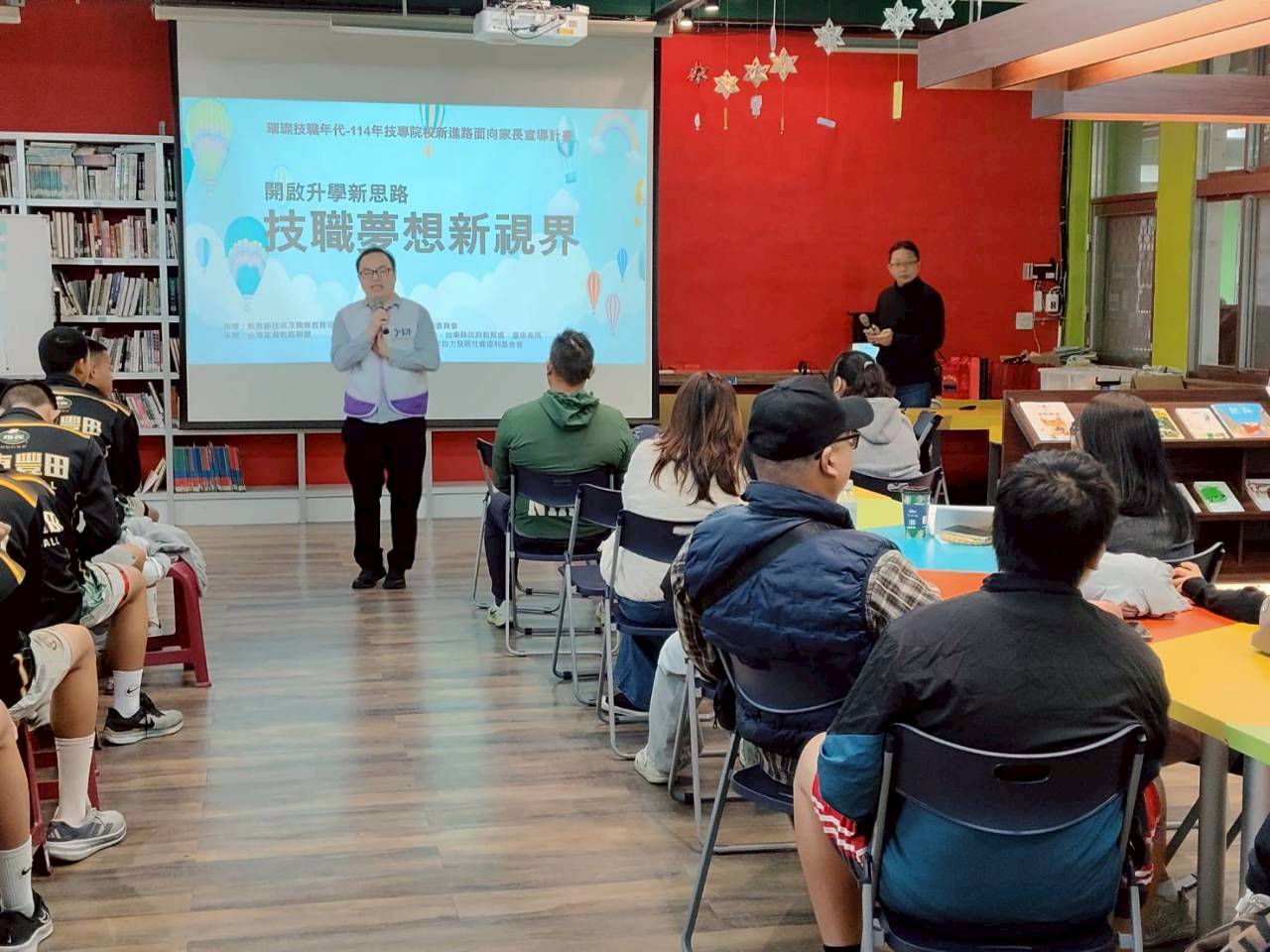 陳旺德研發長向豐田國中親師介紹青立會