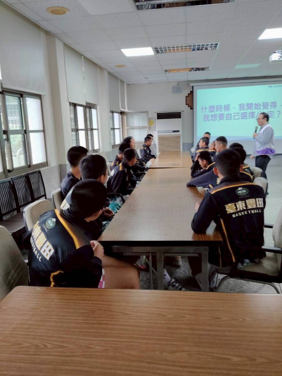 陳旺德研發長與學生互動1