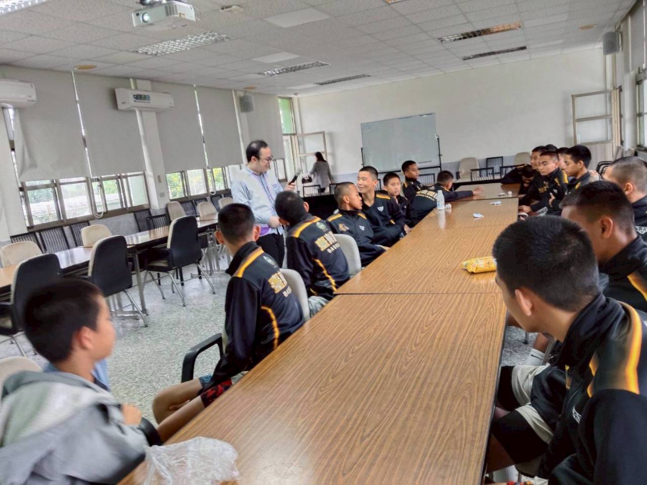 陳旺德研發長與學生互動2